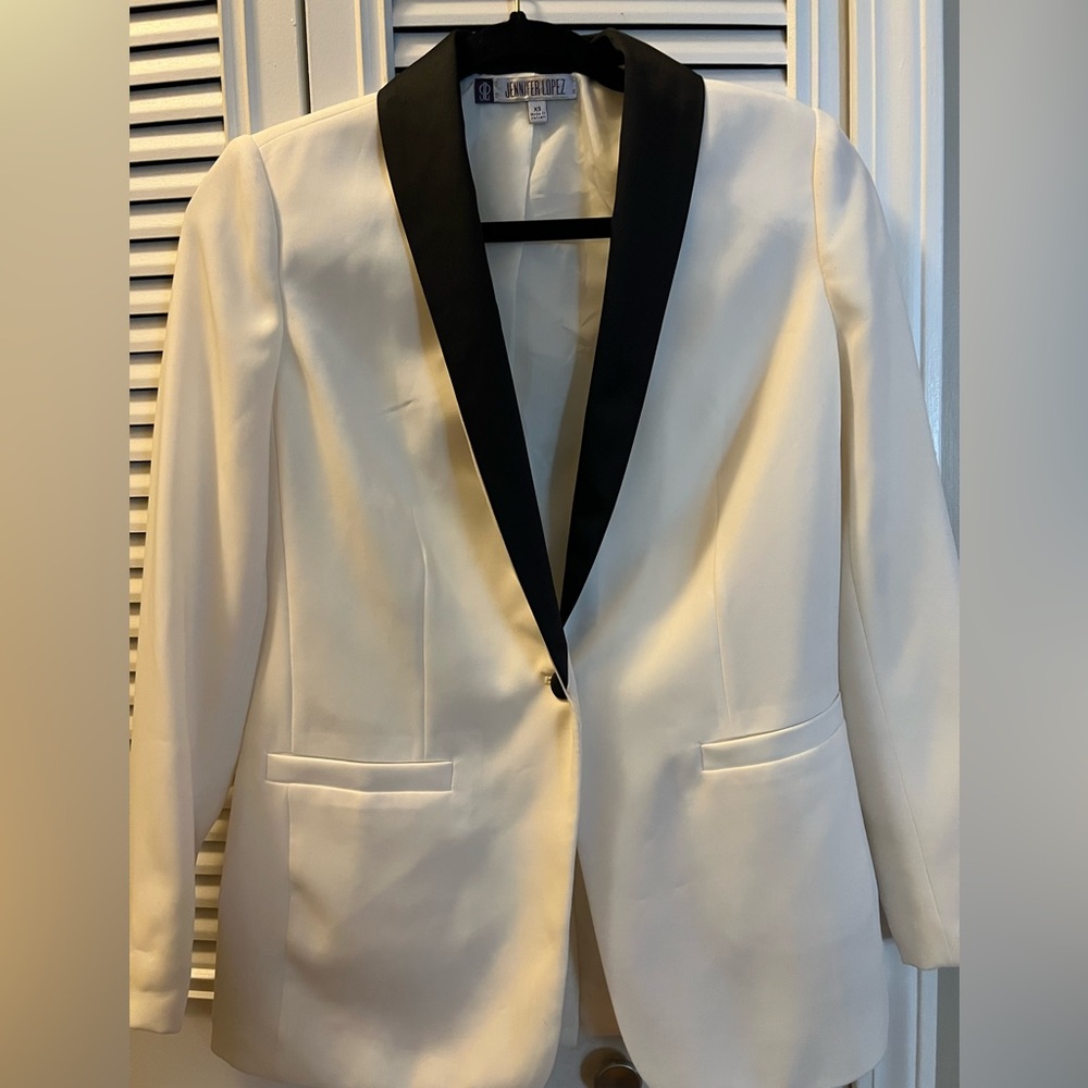 Cute blazer in the style of dinner jacket